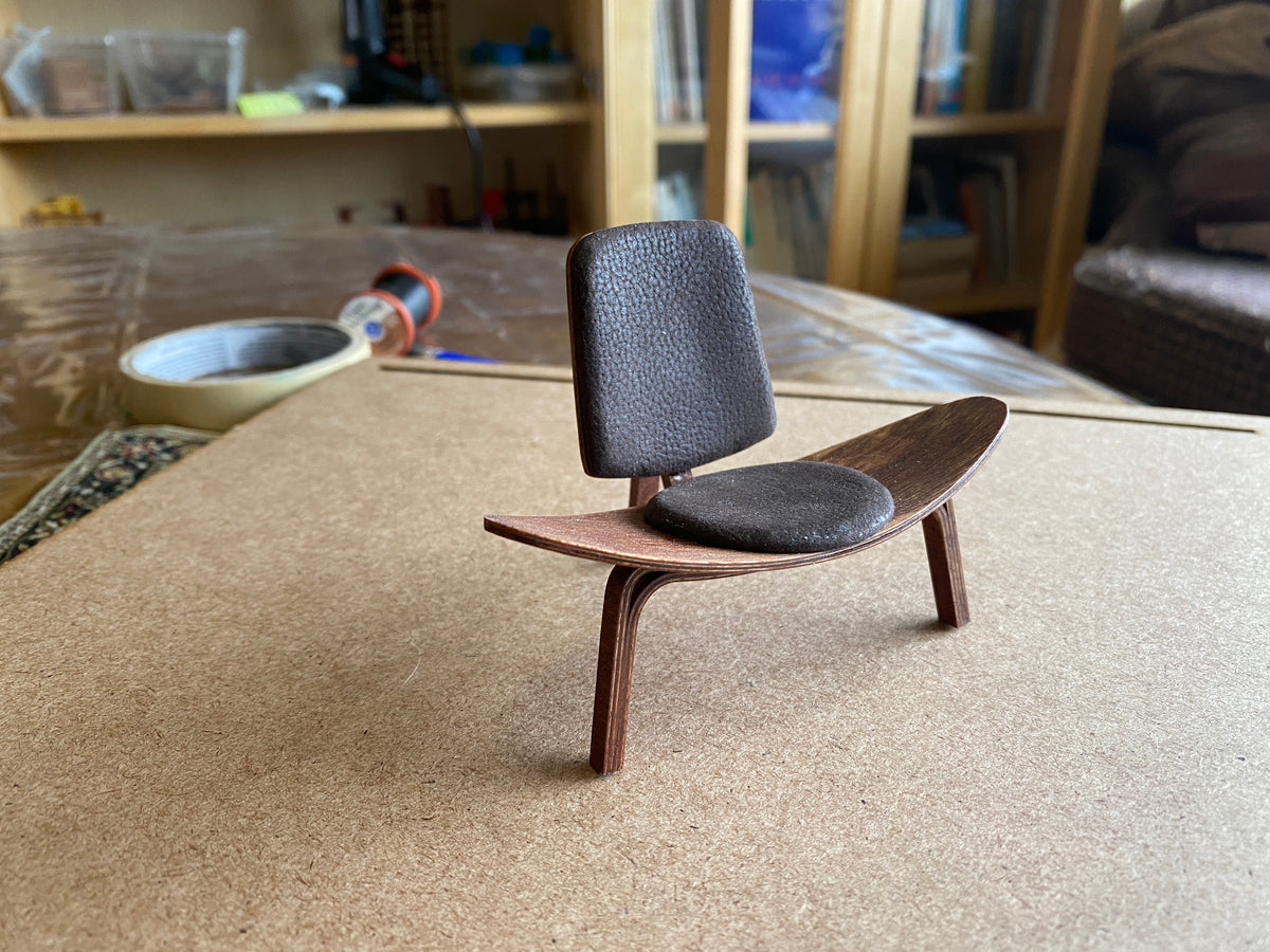 Hans Wegner Shell Chair – Keenderson Miniatures